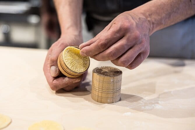 Cooking Art Brunelleschi - The chef makes the sauces while you work