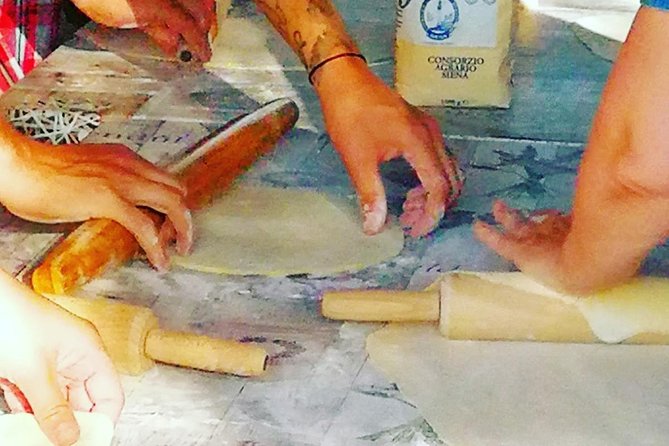 Cooking Class in a Real Tuscan Farmhouse - Rolling fresh tagliatelle with Tuscan ragù