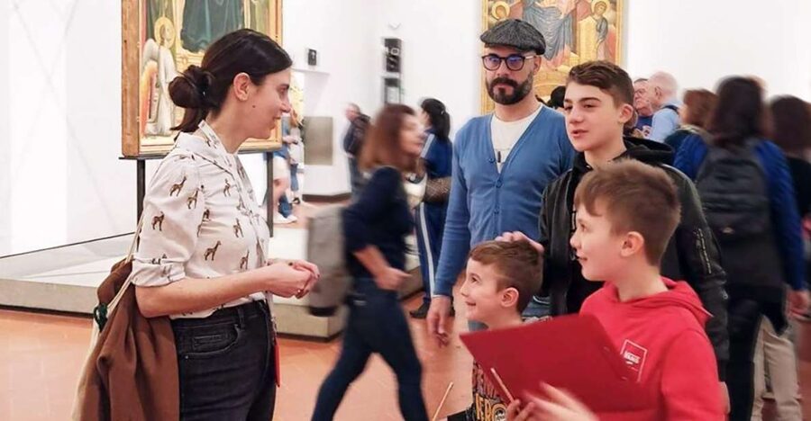Firenze: Uffizi Tour per famiglie - Meeting at Francesco Petrarca’s Statue