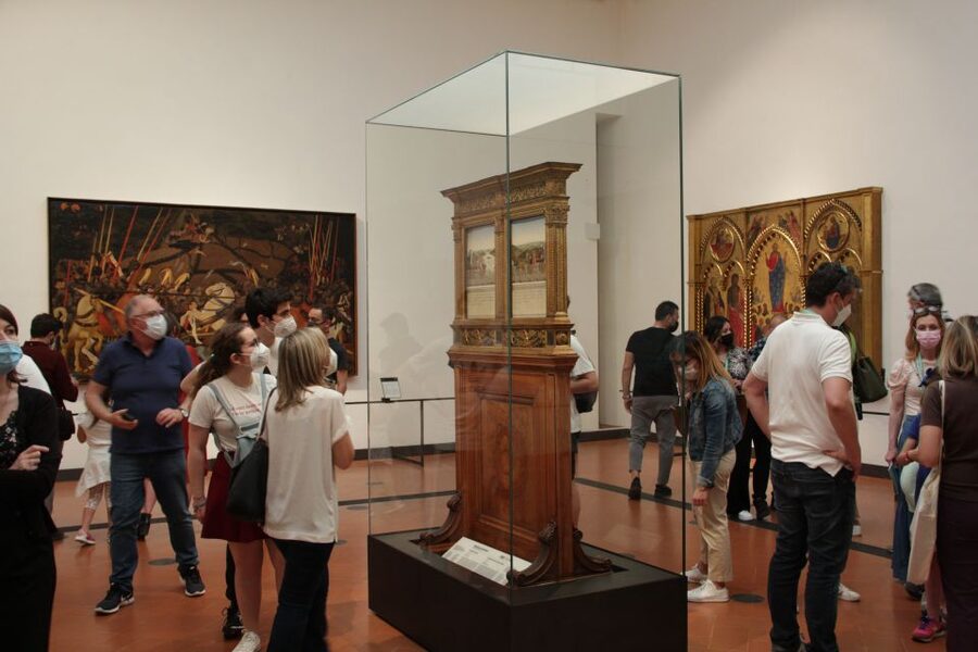 Florence: Accademia and Uffizi Combo Priority Entry Tickets - Walking through the Uffizi’s Renaissance rooms