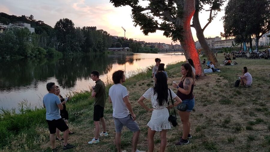 Florence at Night Bike Tour with Wine and Aperitivo Picnic - The Old Bridge and the Arno at sunset