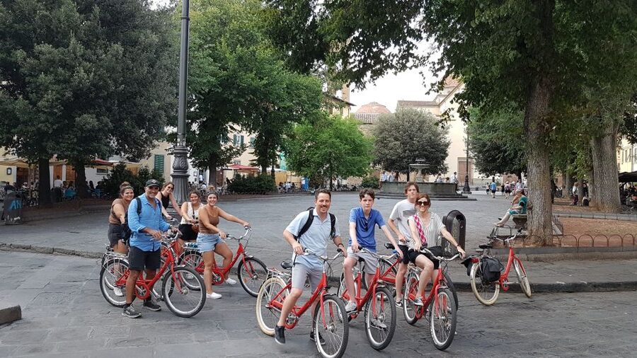 Florence at Night Bike Tour with Wine and Aperitivo Picnic - San Niccolò and the historic tower gate