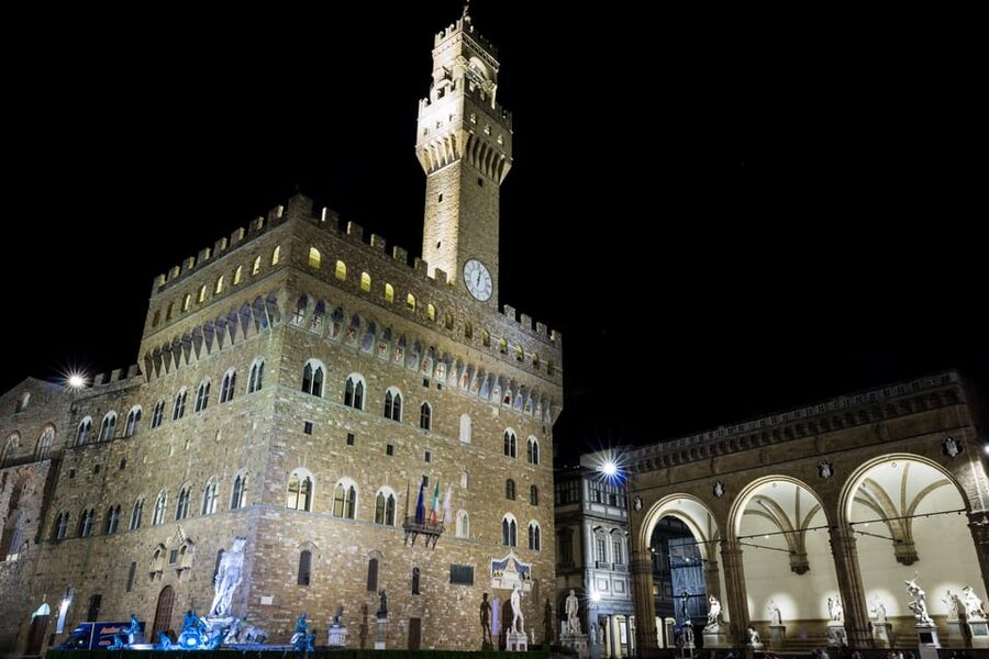 Florence: Dark Secrets & Scandals Evening Walking Tour - Palazzo di Bianca Cappello and Ponte Santa Trinita