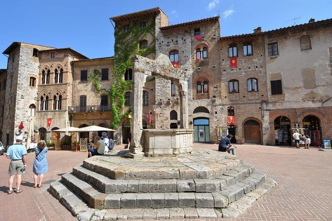 Florence Day Trip to Volterra and San Gimignano - The optional farm lunch and what it adds