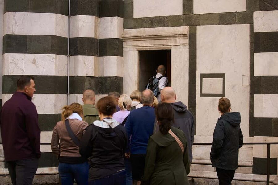 Florence: Duomo Dawn Entry with Key Holder & Dome Climb Tour - What to expect from the group and guide