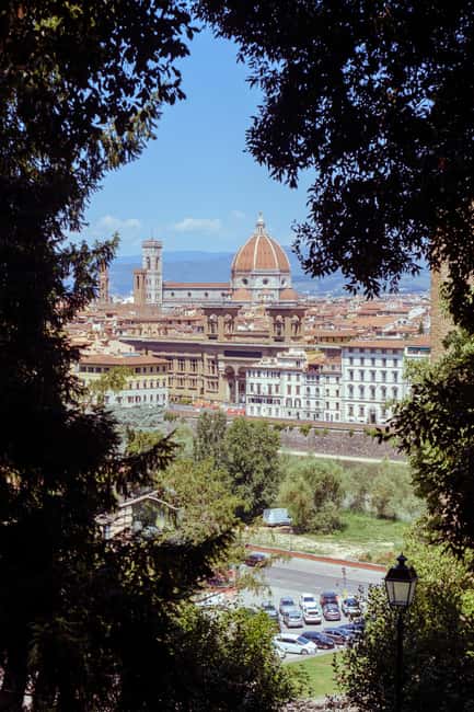 Florence: Eco-Friendly Golf Cart City Tour with Audio Guide - Crossing into Oltrarno and passing Palazzo Pitti
