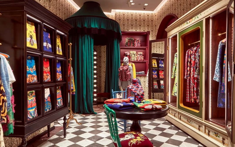 Florence: Fashion History Guided Walking Tour & Museum Visit - Inside the Ferragamo Museum at Palazzo Spini Feroni