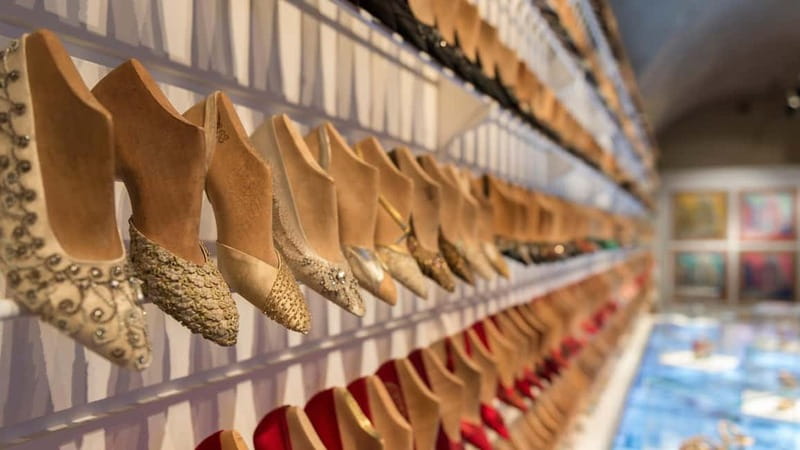 Florence: Fashion History Guided Walking Tour & Museum Visit - Cobblestones, boutiques, and famous Italian names