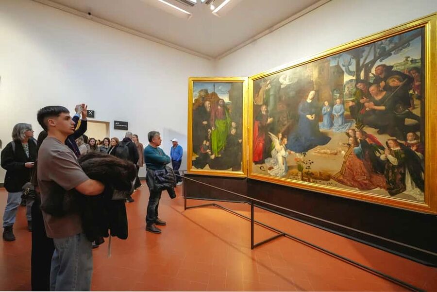 Florence: Fast Track Uffizi Gallery Guided Tour - Small group size and the museum crowd