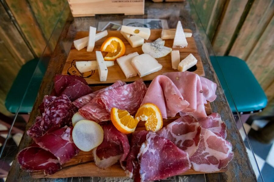 Florence: Flavours of Tuscany Food Tour - The guides make the walking matter