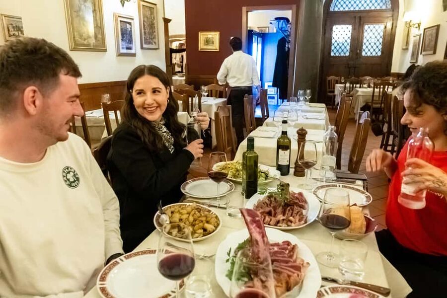Florence: Food Walking Tour with Local Steak and Tuscan Wine - Ponte Vecchio, Pitti Palace, and the walk into Santo Spirito