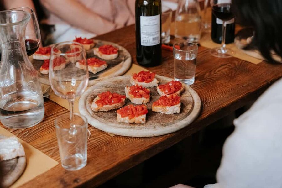 Florence: Food & Wine Tour in Oltrarno Neighborhood - Mixing a Negroni with schiacciata