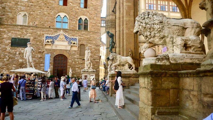 Florence Foodies Tour: Savor Tuscan Flavors & Fine Wine - Gelato near a Florentine landmark