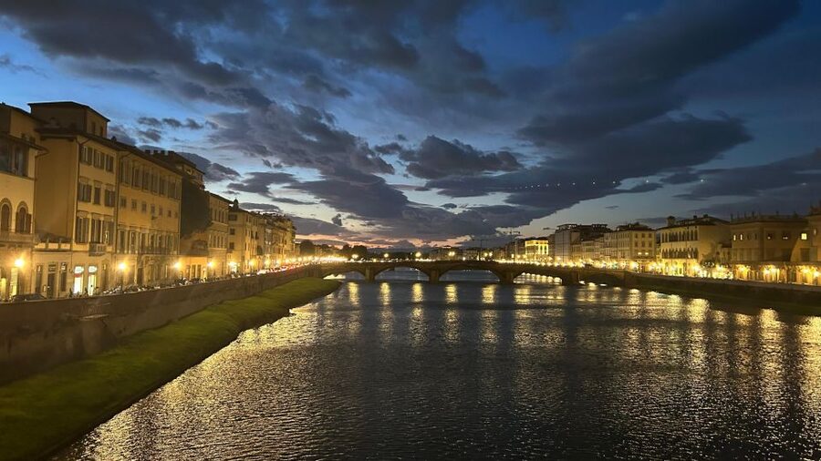 Florence Footsteps: Unveiling the Treasures of the Medicis - Ponte Vecchio and the walk between landmarks