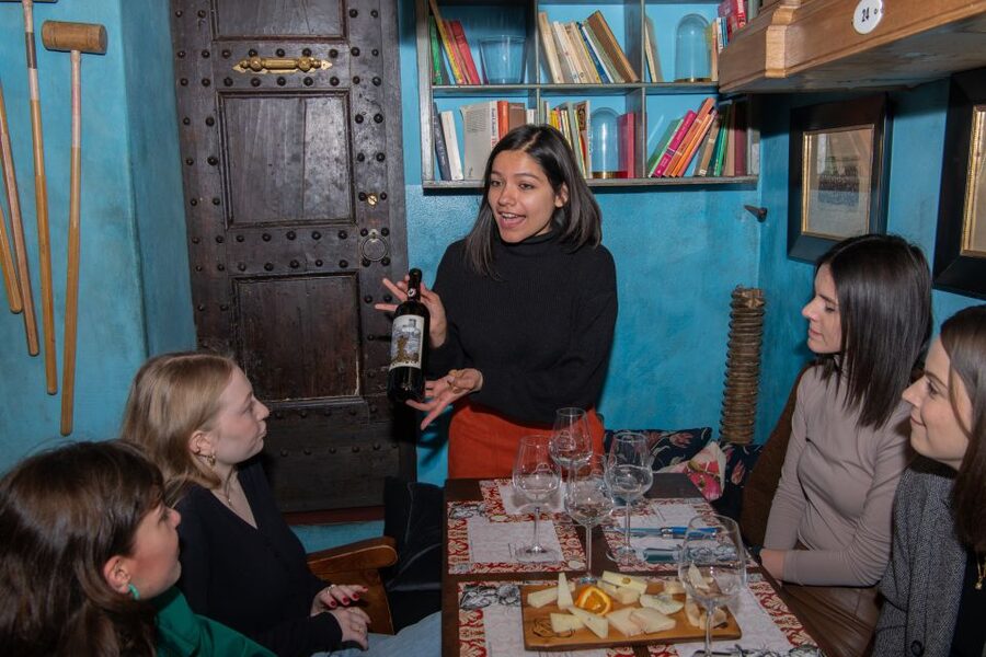 Florence: Guided Food Walking Tour with Tuscan Classics - Guide style and group atmosphere