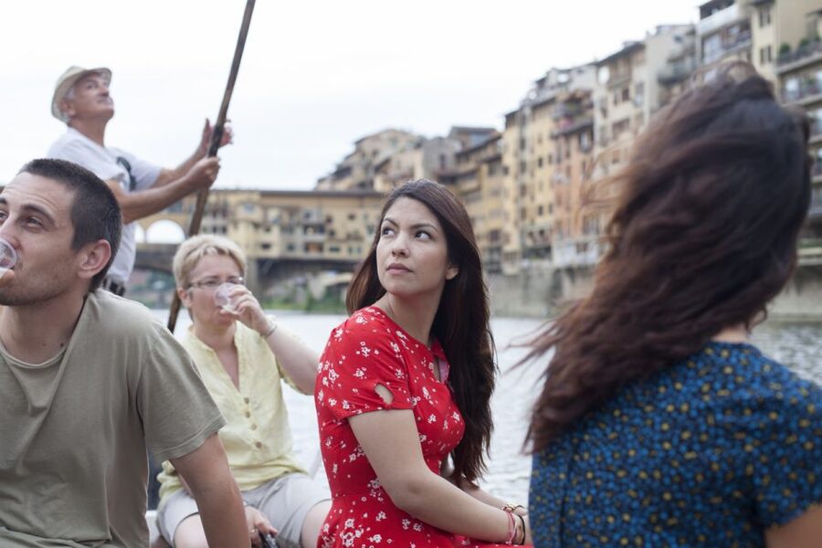 Florence: Guided Gondola Boat Tour with a Glass of Wine - A barchetto with a Florentine boatman