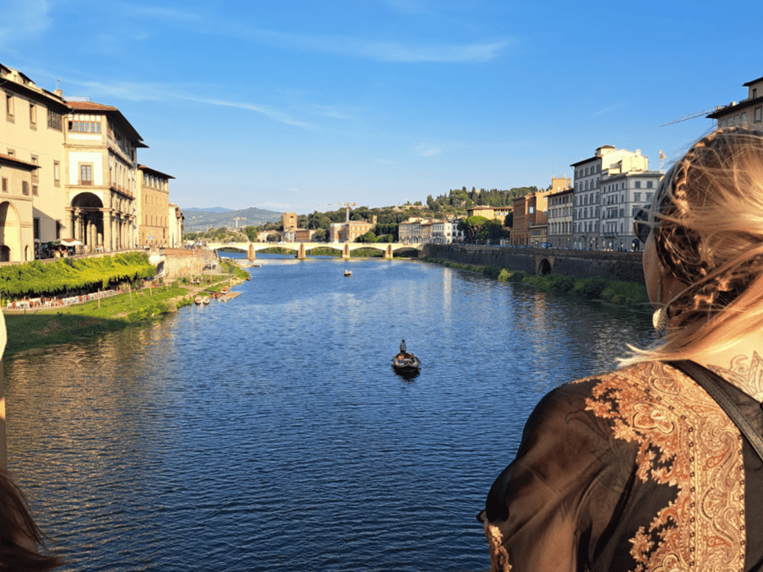 Florence: Guided Gondola Boat Tour with a Glass of Wine - The guide makes the difference
