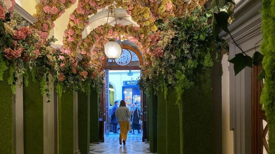Florence historical centre and legends tour for small groups - Walking past Palazzo Antinori