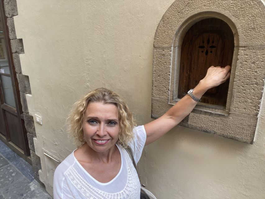 Florence historical centre and legends tour for small groups - Testing your luck at Mercato del Porcellino