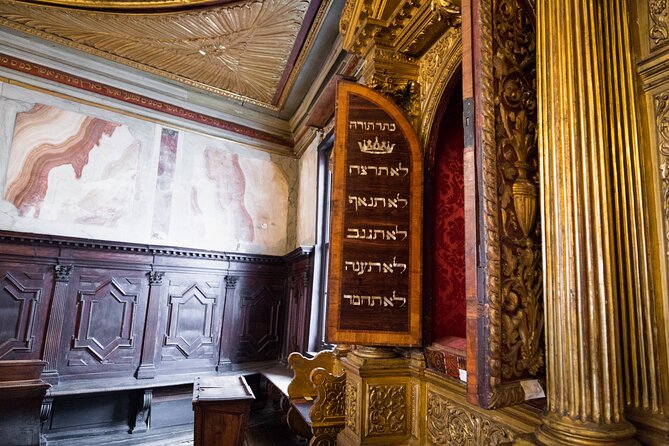 Florence Jewish Quarter History Private Walking Tour - Piazza della Signoria, commerce, and the Medici
