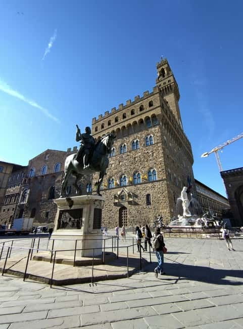 Florence Must-See Squares Walking Tour with Vincenzo - Ponte Vecchio, a lively finish over the Arno
