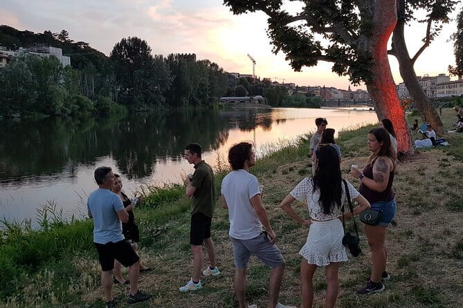 Florence Night Bike Tour with Wine and Aperitivo Picnic included - Santo Spirito and the Arno bike lane