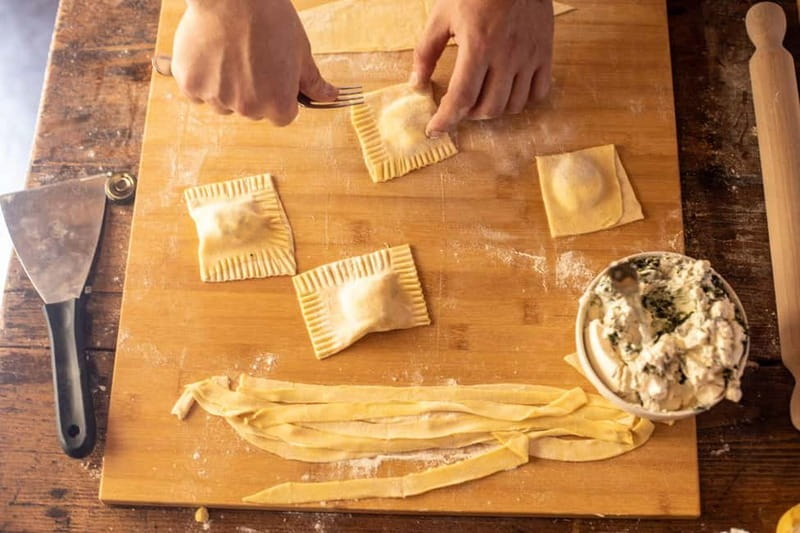 Florence: Pasta & Tiramisu Class with Unlimited Wine - Starting with sauces and Tuscan tastings