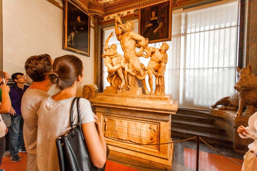 Florence: Skip-the-Line Uffizi Gallery Small Group Tour - Meeting the guide and entering the museum