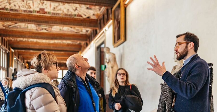 Florence: Skip-the-Line Uffizi Small Group Tour - Following the Medici story through the gallery