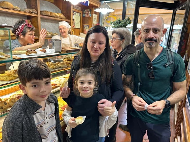 Florence: Street Food Tour with Wine & Local Guide - Walking through the Duomo district