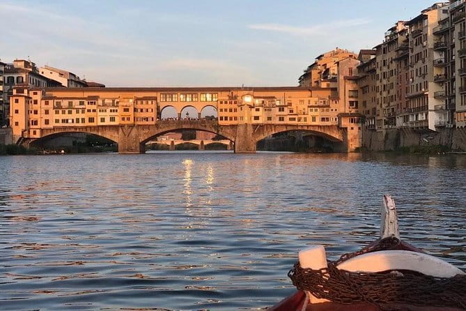 Florence sunset boat cruise - Boarding the traditional Florentine barchetto