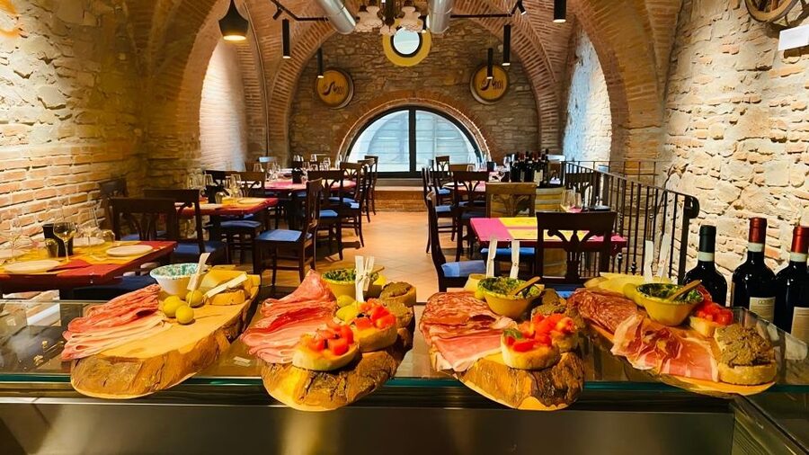 Florence: Taste of Tuscany Wine and Local Food Tour - What happens during the one-hour tasting