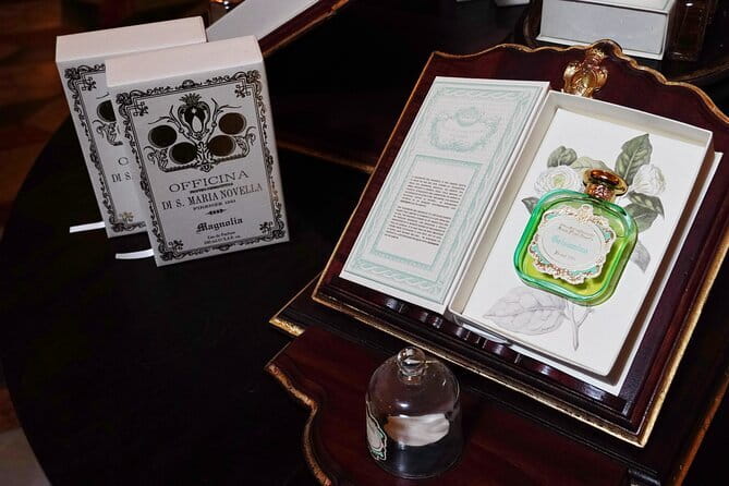 Florence tour of the historic center. Stories, legends and gossip - Officina Santa Maria Novella adds scent and daily life