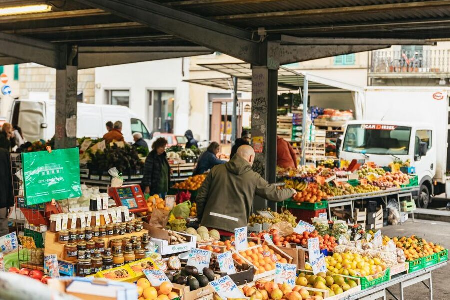 Florence: Tuscan Food and Wine Guided Walking Tour - Florence between the food stops