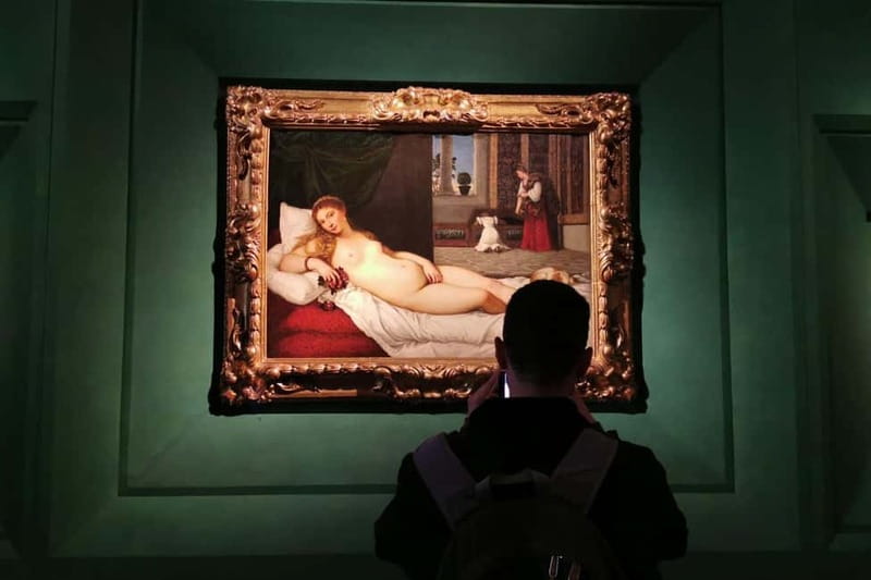 Florence: Uffizi and Vasari Corridor Timed Ticket & AudioApp - Walking the recently restored Corridor