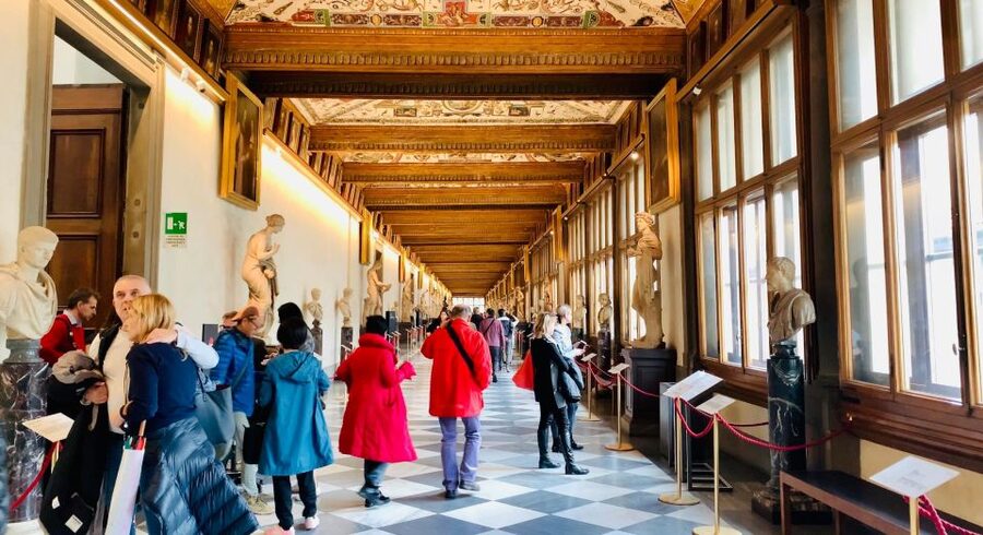 Florence: Uffizi Gallery Small-Group Guided Tour with Ticket - The building, corridors, and Medici story