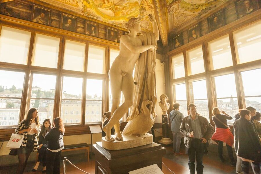 Florence: Uffizi Gallery Tickets with Optional Audio Guide - Crowds, comfort, and the museum routine