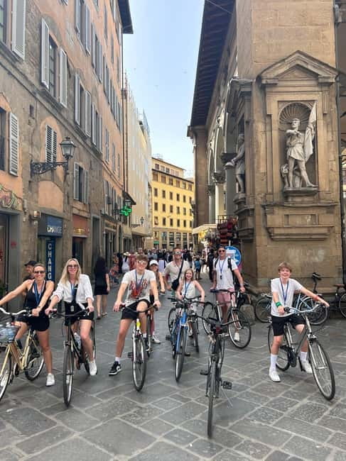 Florence: Untold Bike tour with Roberto - Belle Donne and the city between landmarks