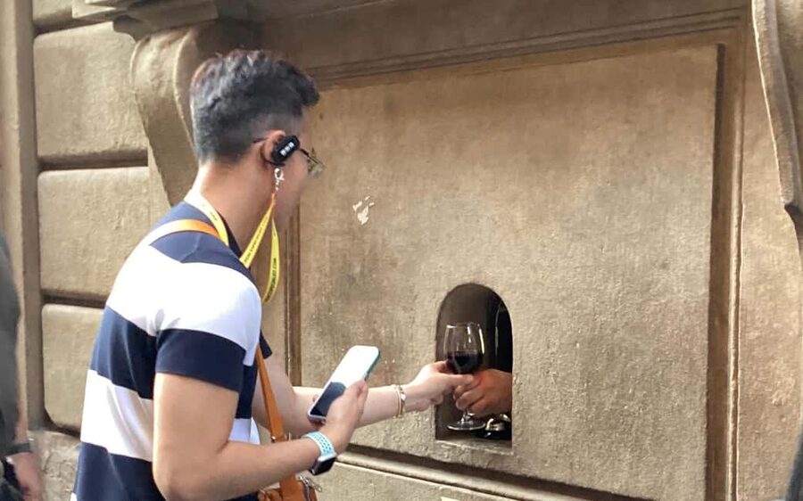 Florence: Wine Windows Walk with Wine Tasting and Appetizers - Florence’s wine windows tell a street-level story