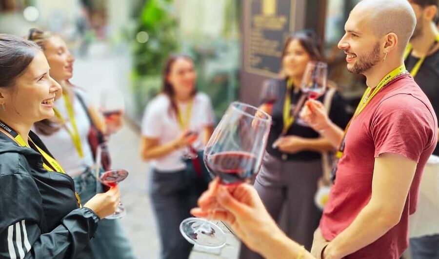 Florence: Wine Windows Walk with Wine Tasting and Appetizers - Piazza San Marco and the Medici family