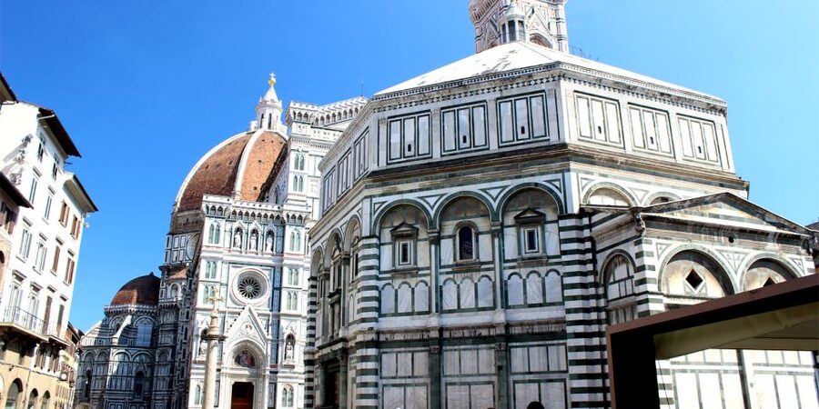 Florence: Wine Windows Walk with Wine Tasting and Appetizers - The food makes this more than a wine sample