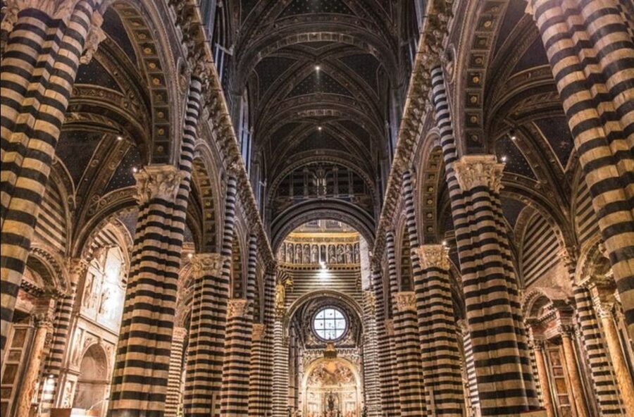 From Florence: Private Siena, San Gimignano + wine tasting - Monteriggioni and a lunch break inside the walls