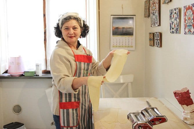 Hands on Deluxe Traditional 4-course dinner with fresh pasta - Standing, noise, and other practical matters