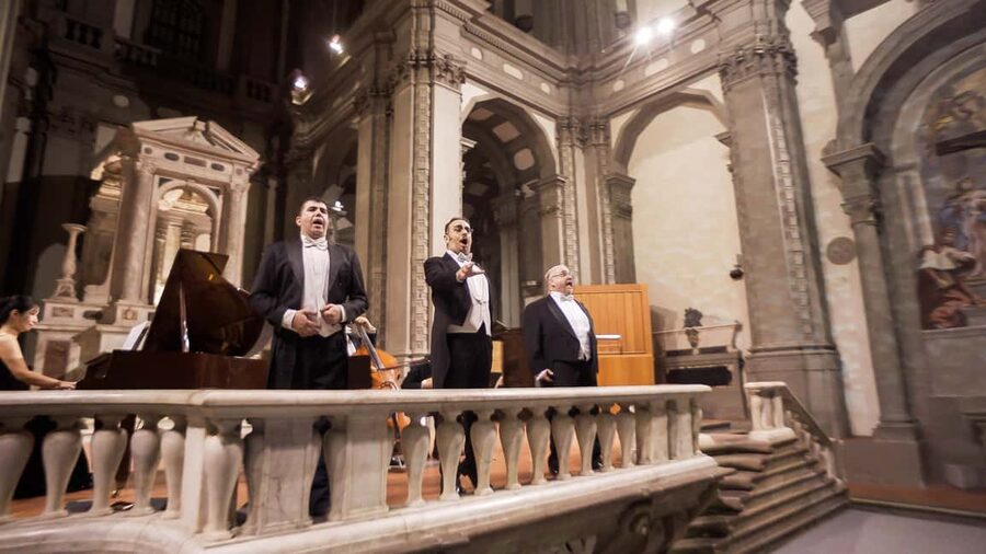 Heart of Florence: Dinner and Three Tenors Concert Ticket - Walking through Florence to Cattedrale dell’Immagine