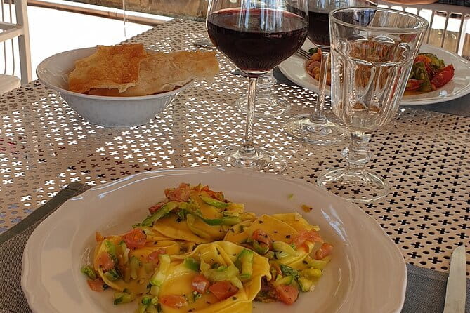 Horseback ride and gourmet cuisine in a historic food shop - Leaving Florence for the Chianti hills