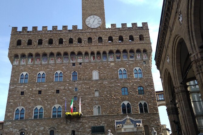 LGBTQ + friendly Renaissance Gay life in Florence tour - Across the Ponte Vecchio with Lorenzo de’ Medici