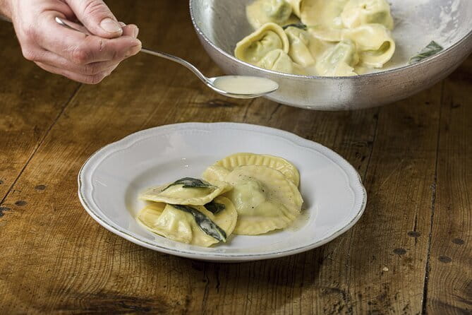 MaMa Florence Guided Market Tour and 4 Course-Pasta Cooking Class - The walk from San Lorenzo to San Frediano