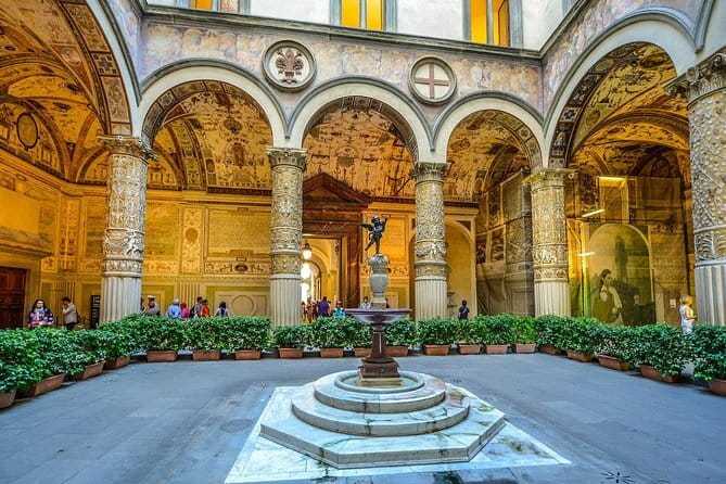 Palazzo Vecchio guided experience with entrance ticket - The Salone dei Cinquecento and its oversized message