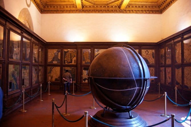 Palazzo Vecchio in Florence - Entering Palazzo Vecchio on Piazza della Signoria