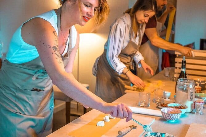 Pasta Cooking class in the countryside - Meeting Luca and Lorenzo in a small class